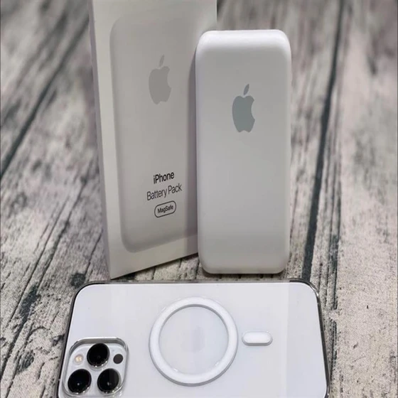 white-iphone-battery-pack-2.webp
