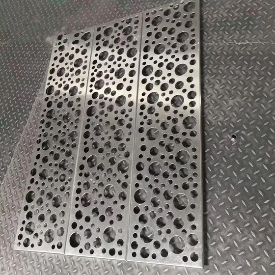 design-cut-ss-perforated-sheet-2.webp