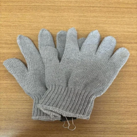 grey-cloth-glove-2.webp