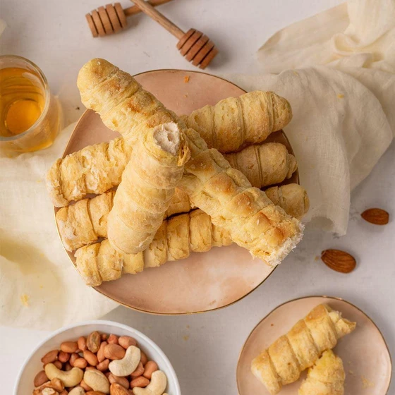 vanilla-cream-roll-2.webp