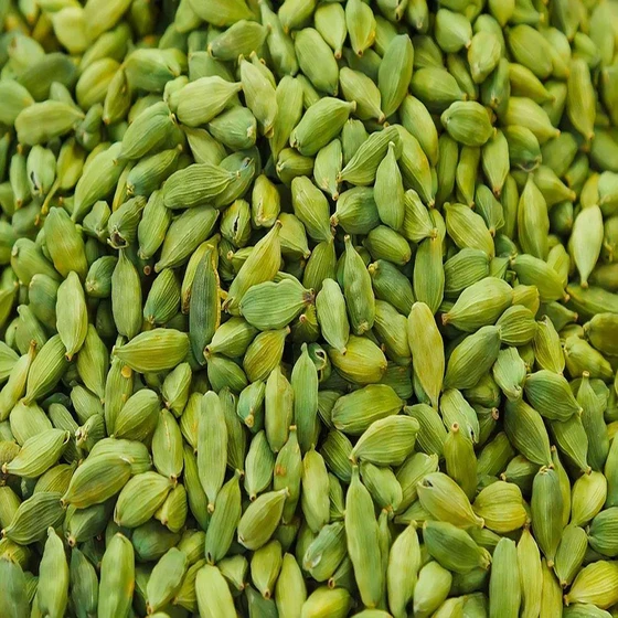green-whole-cardamom-2.webp