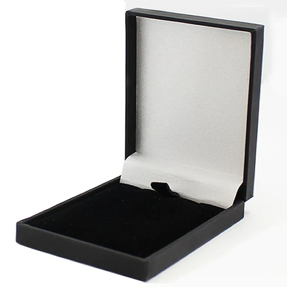 necklace-black-box-2.webp