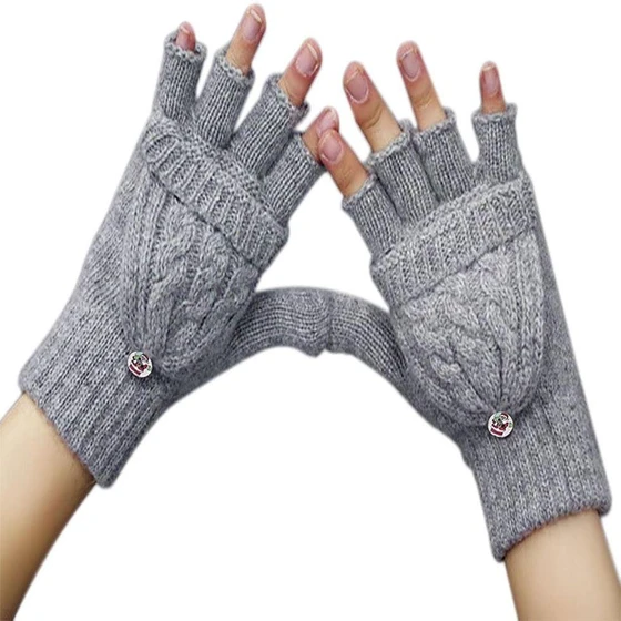women-knitted-gloves-2.webp