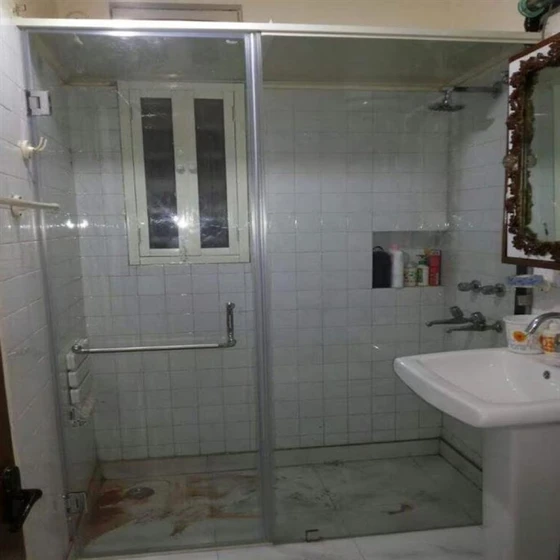 bath-area-glass-partition-2.webp