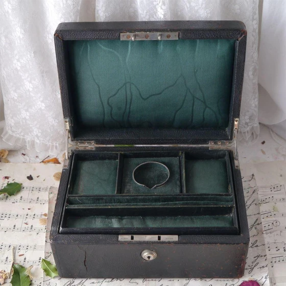 Jewellery Leather Box — Jewelry storage use