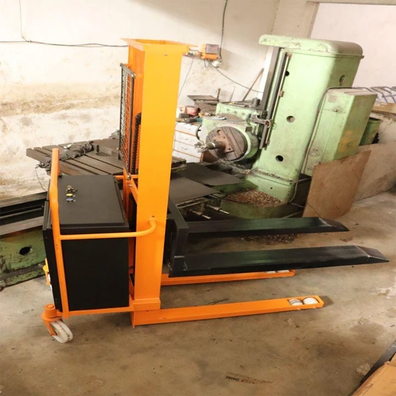 hydraulic-battery-stackers-2.webp