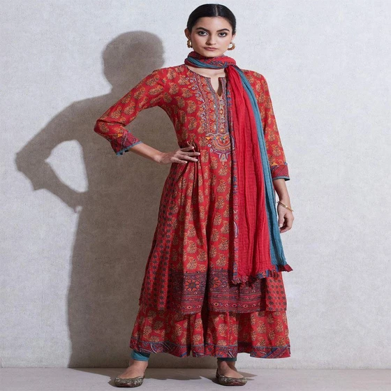 embroidered-womens-suits-2.webp