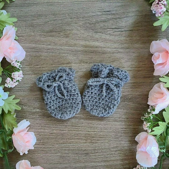 baby-scratch-mittens-2.webp