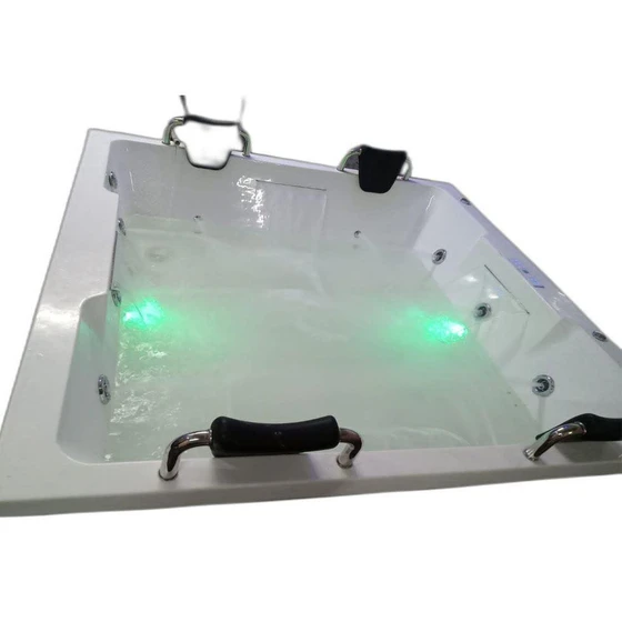 lucite-jacuzzi-bathtub-2.webp