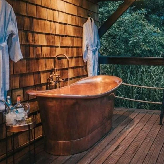 wooden-lantern-bathtub-2.webp