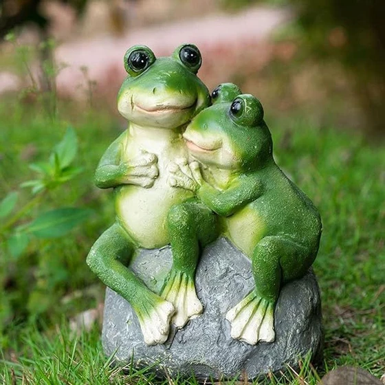 frogs-stone-statue-2.webp