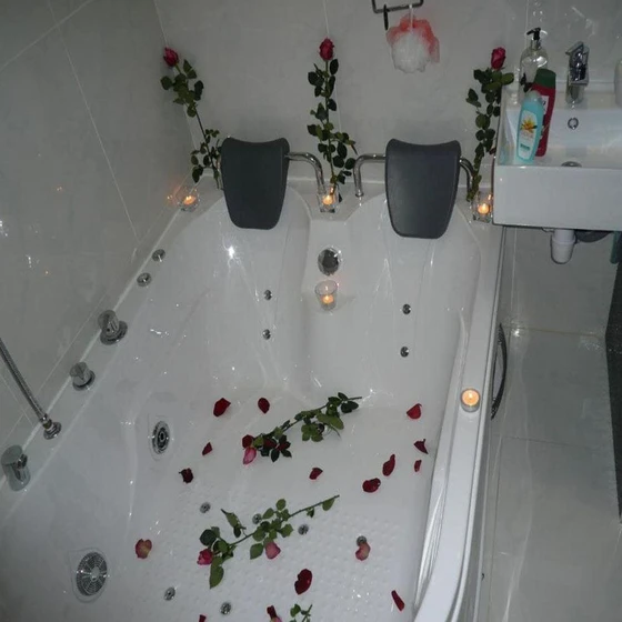 maroni-jacuzzi-bathtub-2.webp