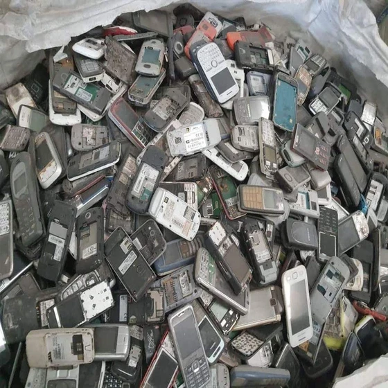 metal-mobile-phone-scrap-2.webp