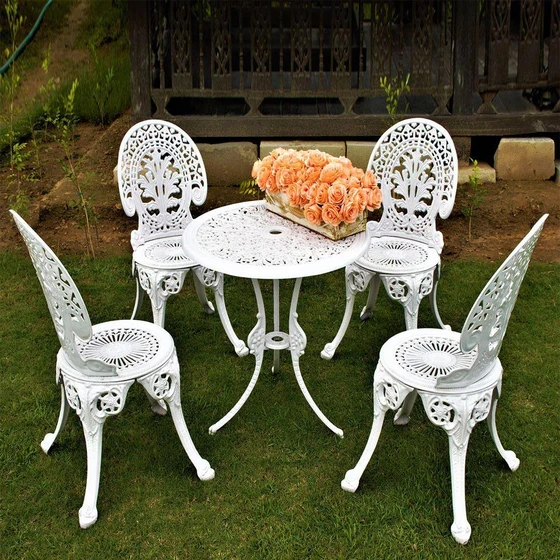 white-outdoor-furniture-2.webp