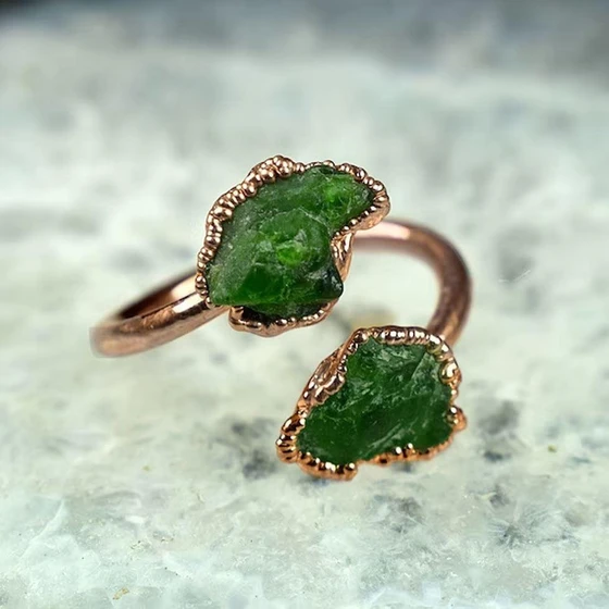 jewelry-rough-emerald-2.webp