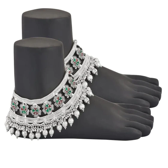 women-silver-payal-2.webp
