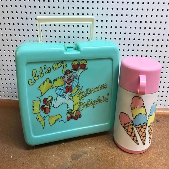 antique-plastic-lunch-box-2.webp