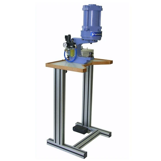 automatic-eyelet-attaching-machine-2.webp