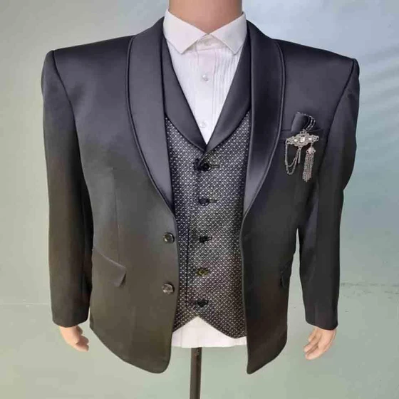 mens-3-piece-suit-for-wedding.webp