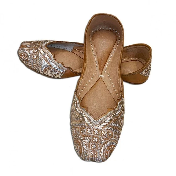women-punjabi-juttis-2.webp