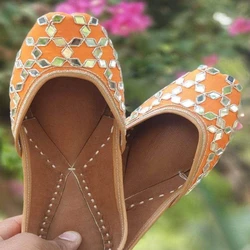 Women Punjabi Juttis 