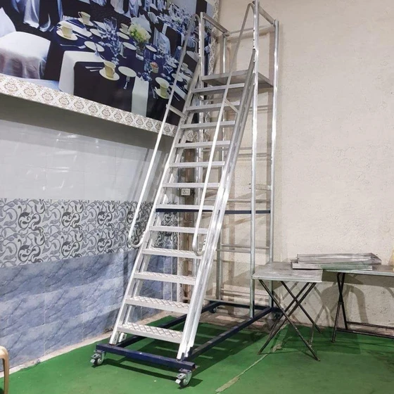 mobile-statue-ladders-1.webp