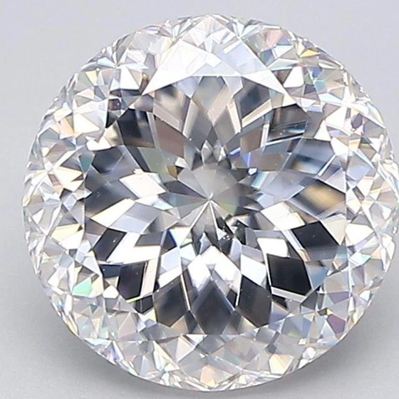 white-moissanite-diamond-2.webp