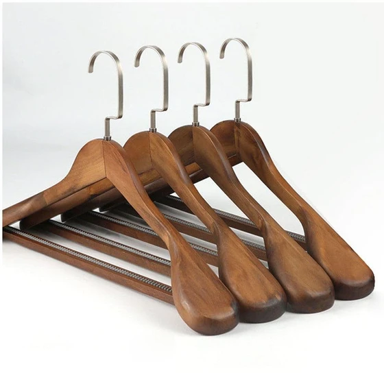 wooden-coat-hanger-2.webp