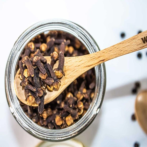 black-whole-clove-2.webp