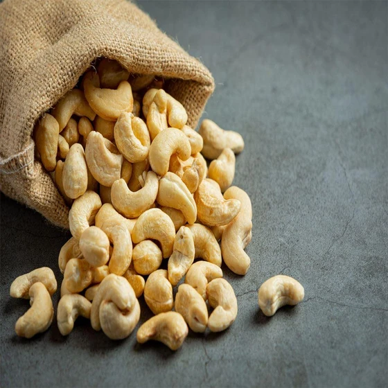 natural-cashews-nuts-2.webp