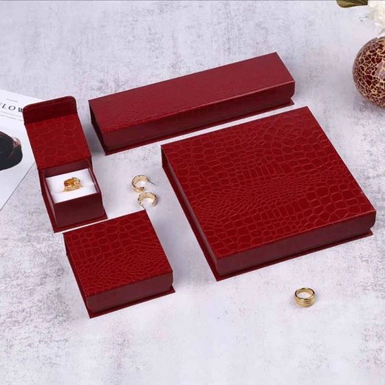 crocodile-necklace-set-box-2.webp