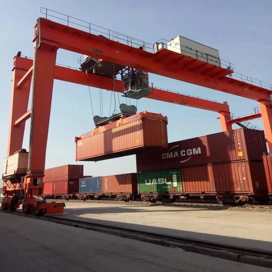container-goliath-cranes-2.webp