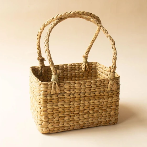 grass-hamper-basket-2.webp
