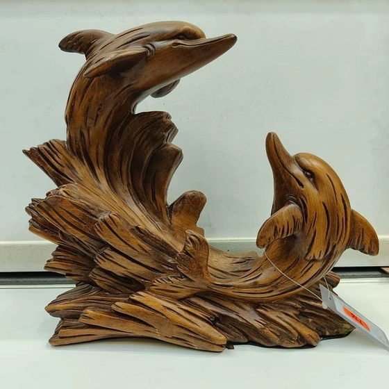 showpiece-wooden-table-2.webp