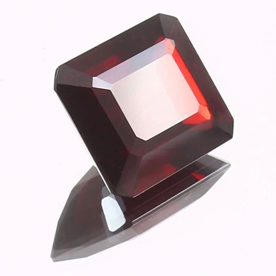 square-garnet-gemstone-2.webp