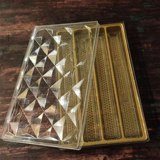 golden-plastic-sweet-box-2.webp