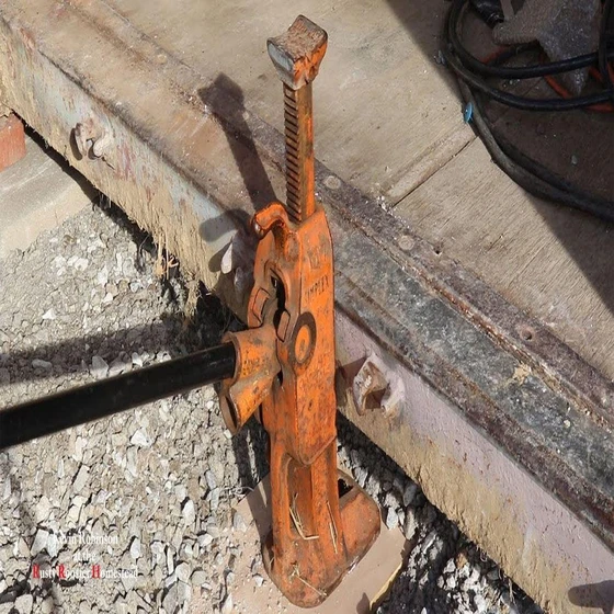 mechanical-jack-track-2.webp