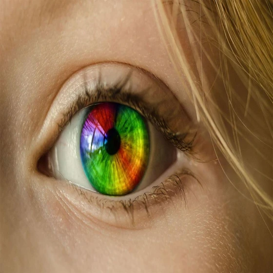 prosthetic-contact-lens-1.webp