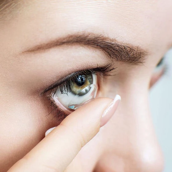 contact-lens-insertion-2.webp