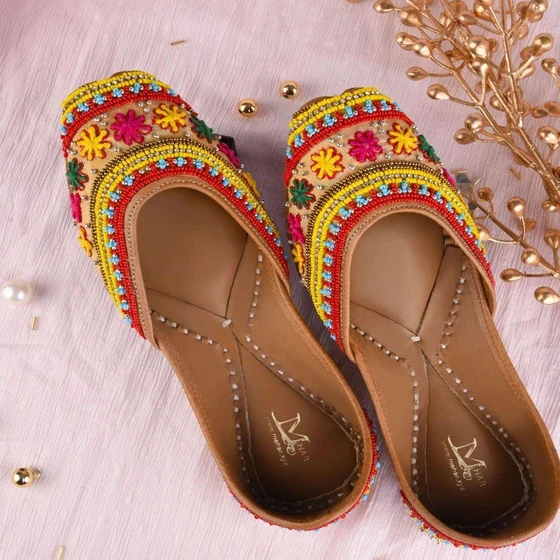 embroidered-punjabi-jutti-2.webp