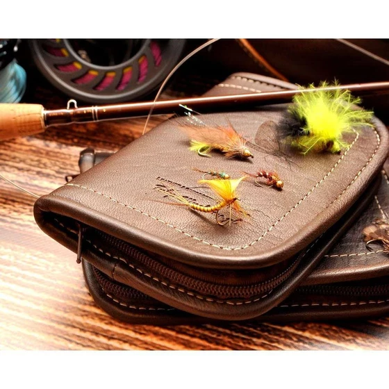 fly-fishing-leather-wallet-2.webp