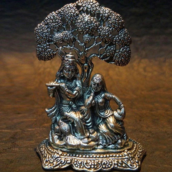 radha-krishna-statue-2.webp