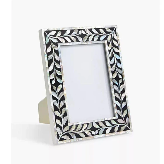 frame-mother-pearls-2.webp