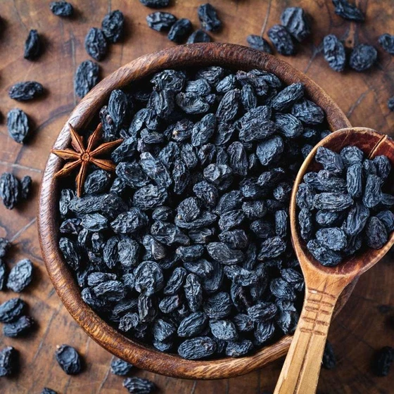 black-dried-raisins-2.webp