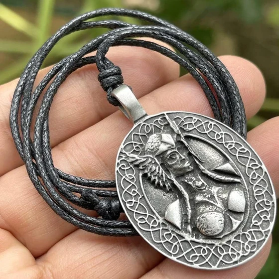 pendant-goddess-dies-2.webp