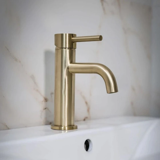 brass-bathroom-taps-2.webp