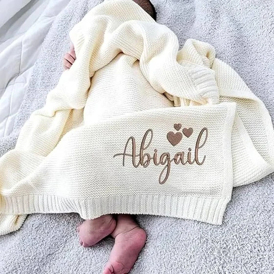 embroidered-blanket-baby-2.webp