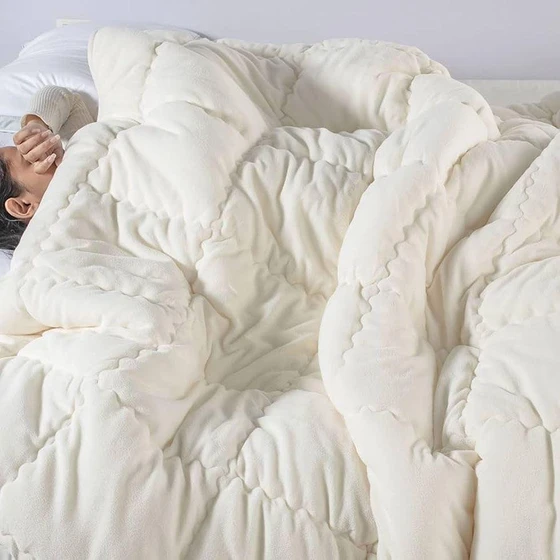 smooth-fiber-quilt-warm-soft-suitable-and-durable-2.webp